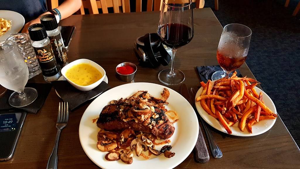 Blinkers Beachside Steakhouse and Lounge | restaurant | 476 Mandalay Ave, Clearwater Beach, FL 33767, USA | 7277541757 OR +1 727-754-1757