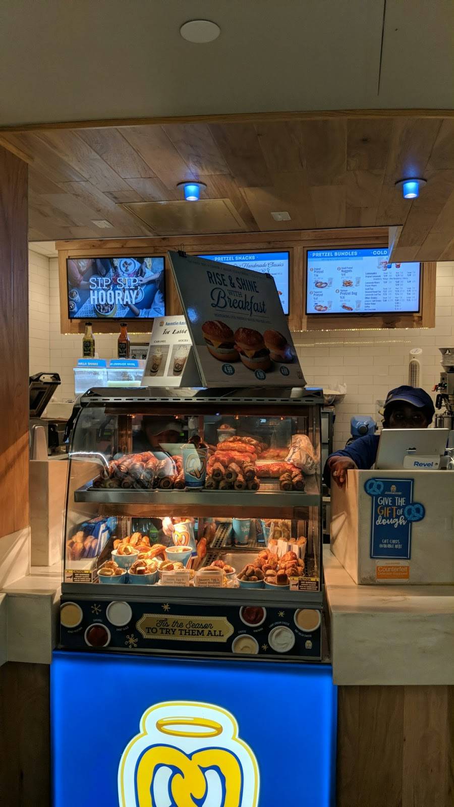 Auntie Annes Pretzels | cafe | 8500 Essington Ave, Philadelphia, PA 19153, USA | 2153653606 OR +1 215-365-3606