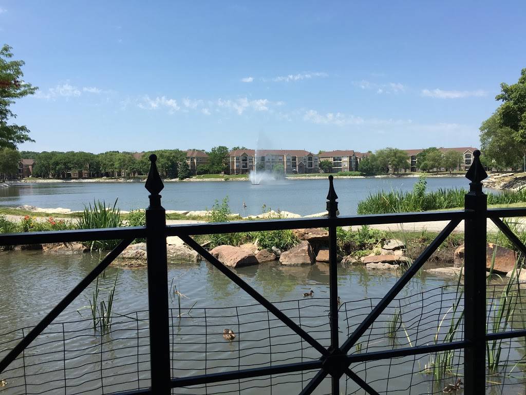 Charlies On the Lake | restaurant | 4150 S 144th St, Omaha, NE 68137, USA | 4028949411 OR +1 402-894-9411