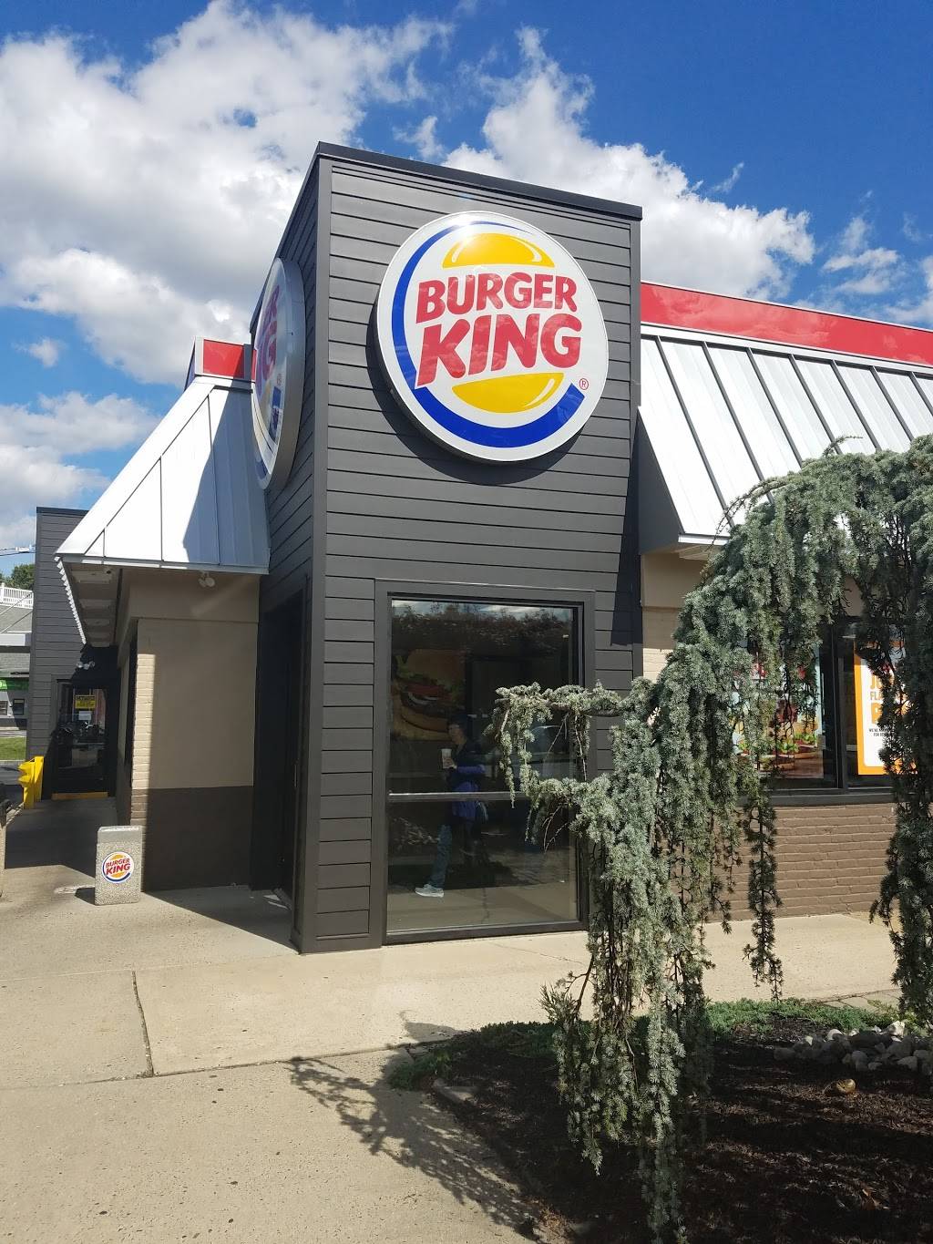 Burger King | restaurant | 3267 Route 9, North, Freehold, NJ 07728, USA | 7324318997 OR +1 732-431-8997