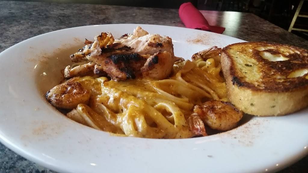 Vinnys Bar & Grill | restaurant | 7101 Tower Rd, Denver, CO 80249, USA | 3033734177 OR +1 303-373-4177