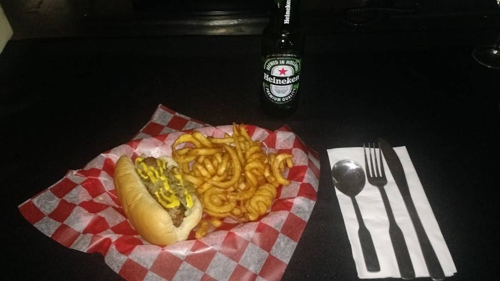 Martins Corner | restaurant | 2058 W 22nd Pl, Chicago, IL 60608, USA | 7738475515 OR +1 773-847-5515