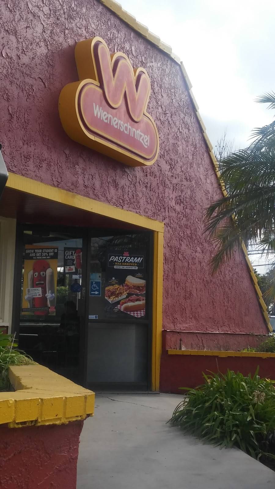 Wienerschnitzel | restaurant | 265 Orangethorpe Ave, Fullerton, CA 92832, USA | 7145251741 OR +1 714-525-1741