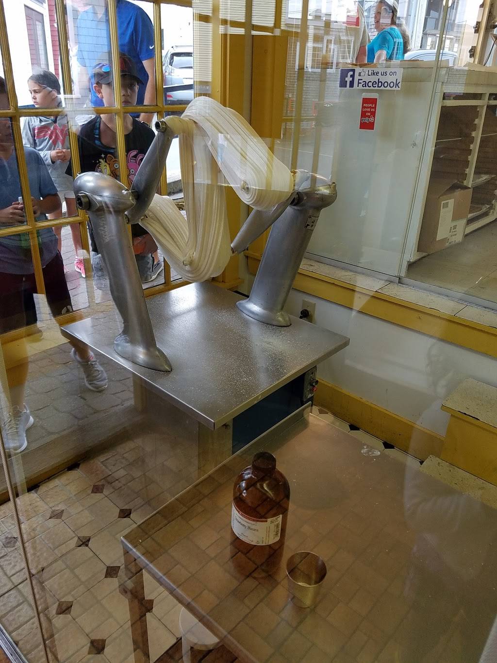 Daffy Taffy And Fudge Factory | restaurant | 2-14 By-Way, Boothbay Harbor, ME 04538, USA | 2076335178 OR +1 207-633-5178