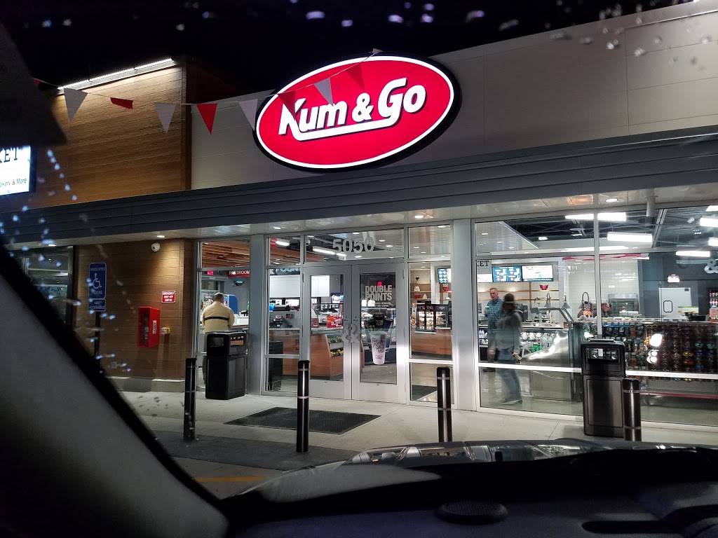 Kum & Go | meal takeaway | 5050 NW 2nd St, Des Moines, IA 50313, USA | 5152439365 OR +1 515-243-9365