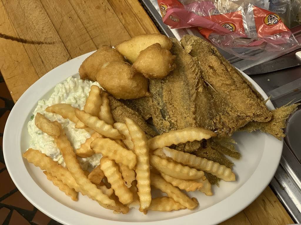 Roadhouse Grill | restaurant | 104 W 3rd St, Pembroke, NC 28372, USA | 9106685080 OR +1 910-668-5080