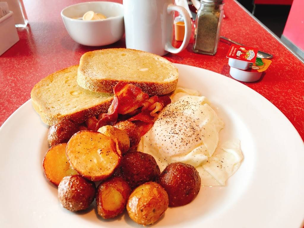 Red Rocket | restaurant | Terminal 1, 6301 Silver Dart Dr, Mississauga, ON L5P 1B2, Canada | 4167763100 OR +1 416-776-3100