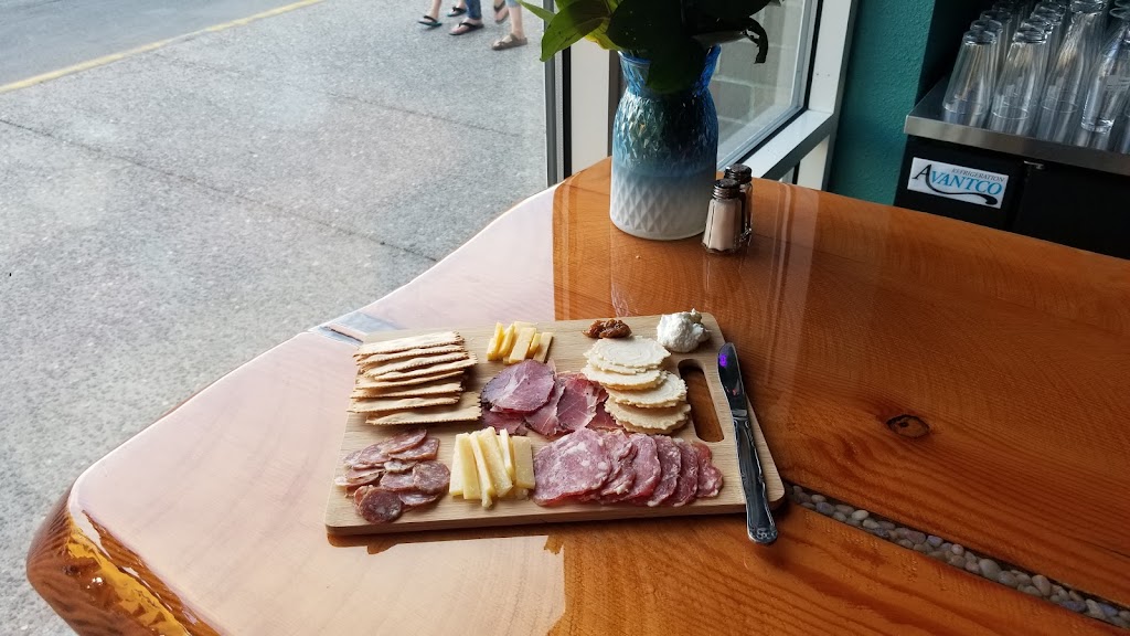 Hop & Vine Bottle Shop & Tap Room | restaurant | 220 S Columbia St, Seaside, OR 97138, USA | 5037175702 OR +1 503-717-5702