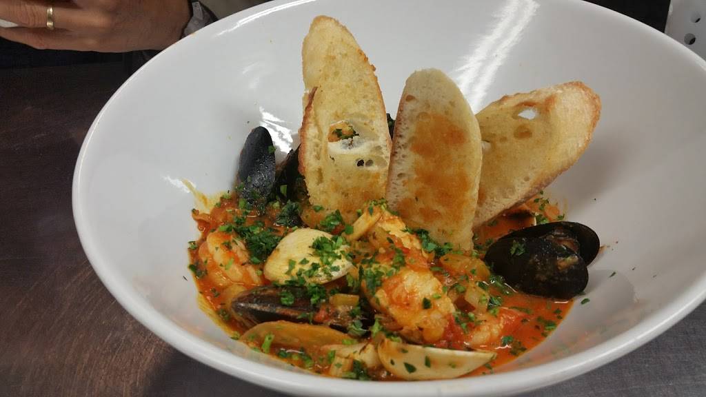 AJs On The Green Bar & Restaurant | night club | 36200 Date Palm Dr, Cathedral City, CA 92234, USA | 7602021111 OR +1 760-202-1111