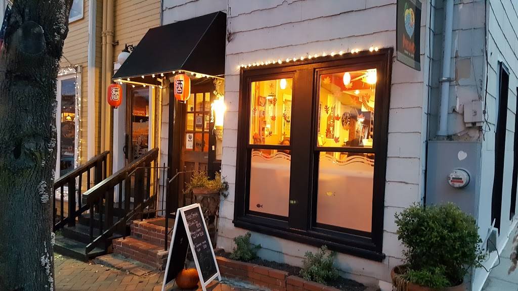 Momo Sushi & Cafe | restaurant | 212 Queen St, Alexandria, VA 22314, USA | 7032999092 OR +1 703-299-9092