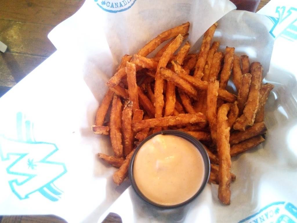 Wild Wing | restaurant | 13461 Yonge St, Richmond Hill, ON L4E 0L2, Canada | 9057734929 OR +1 905-773-4929