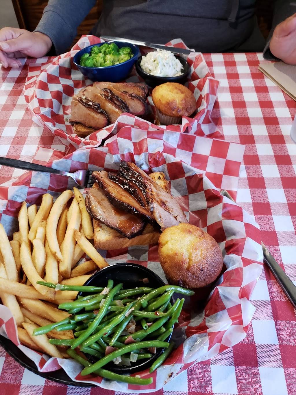 Famous Daves Bar-B-Que | meal takeaway | 2911 Mall Dr, Eau Claire, WI 54701, USA | 7158352227 OR +1 715-835-2227