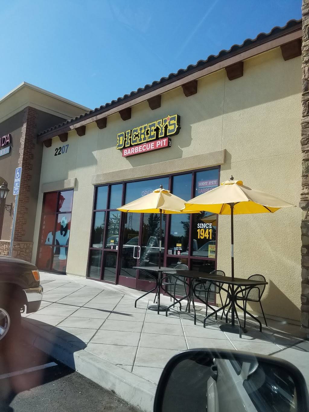 Dickeys Barbecue Pit | restaurant | 2207 Claribel Rd, Riverbank, CA 95367, USA | 2098692200 OR +1 209-869-2200