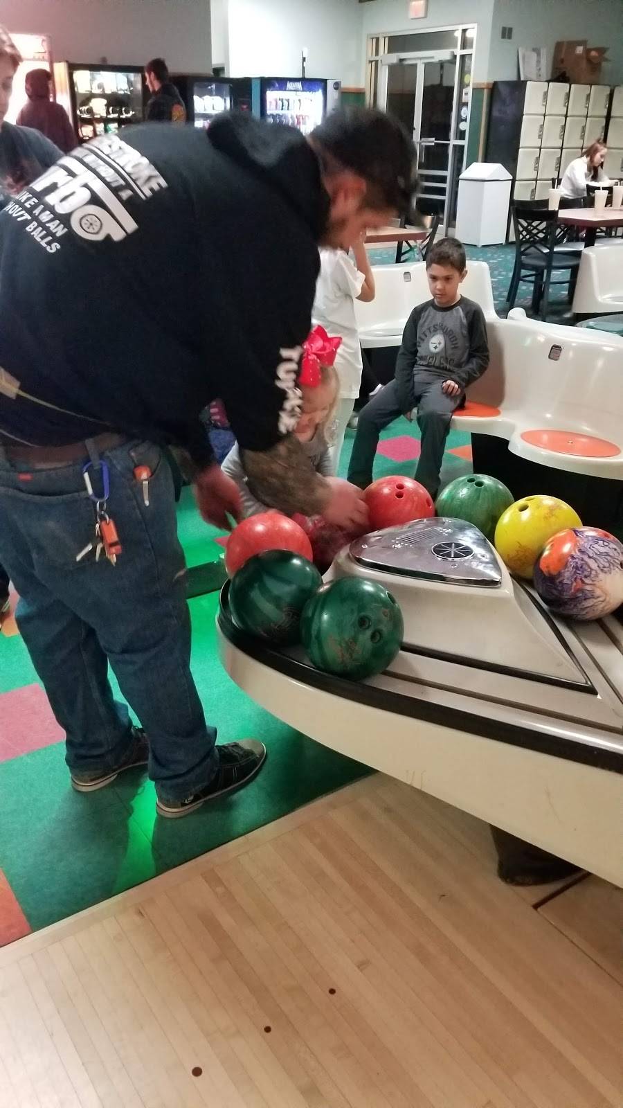 Old Settlers Bowling Center | restaurant | 1500 15th Ave, Union Grove, WI 53182, USA | 2628783709 OR +1 262-878-3709