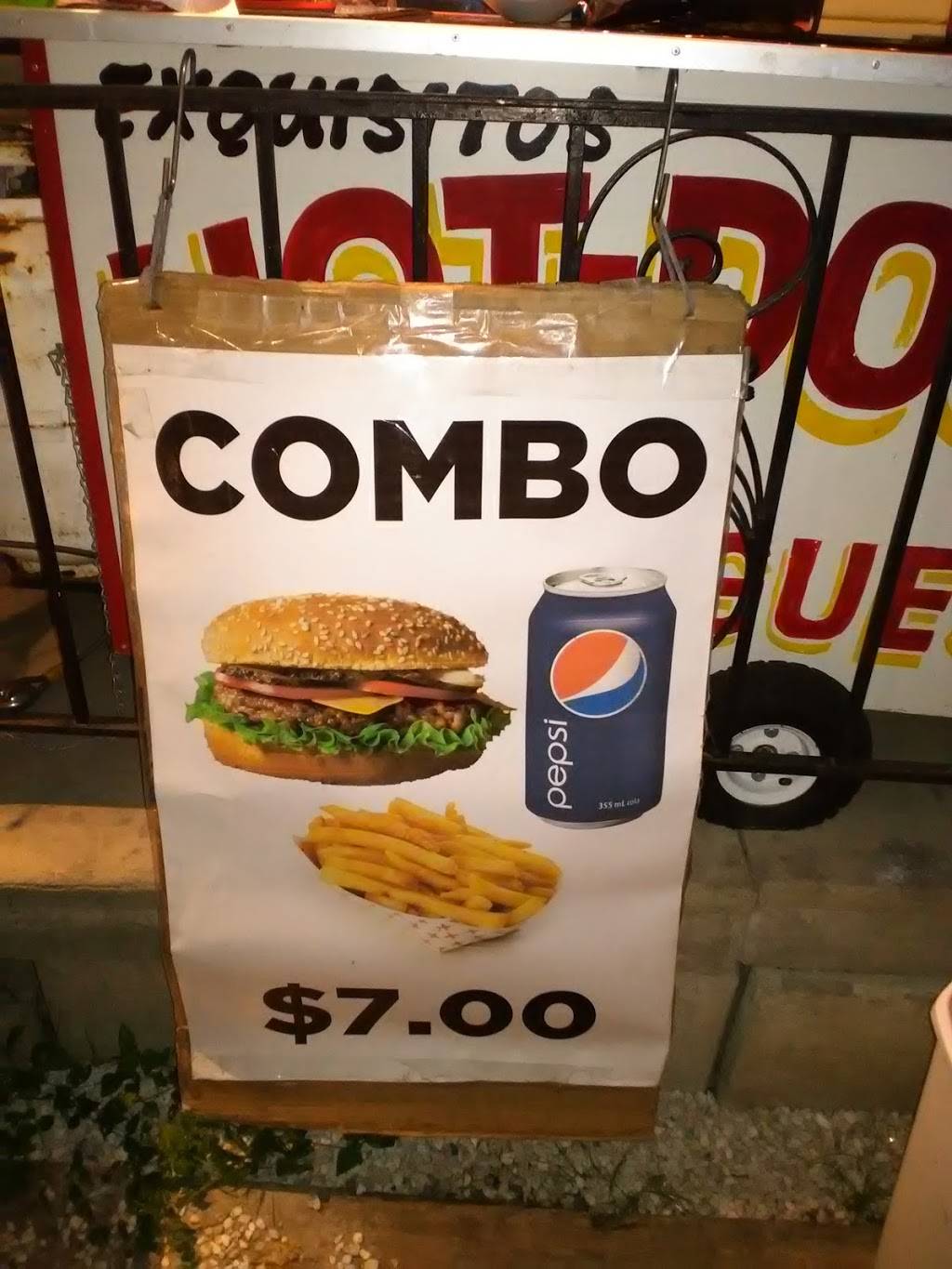 La Casa De Los hot dogs | restaurant | 901 W Cavalcade St, Houston, TX 77009, USA | 8337465436 OR +1 833-746-5436