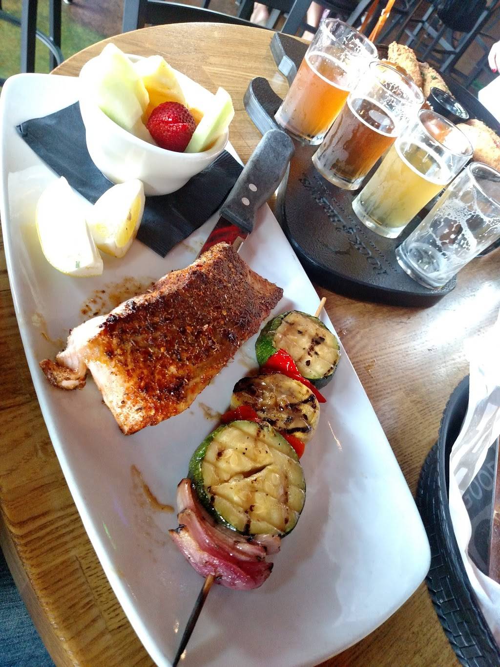 Rock & Brews Corona | restaurant | 3550 Grand Oaks, Corona, CA 92881, USA | 9514194126 OR +1 951-419-4126