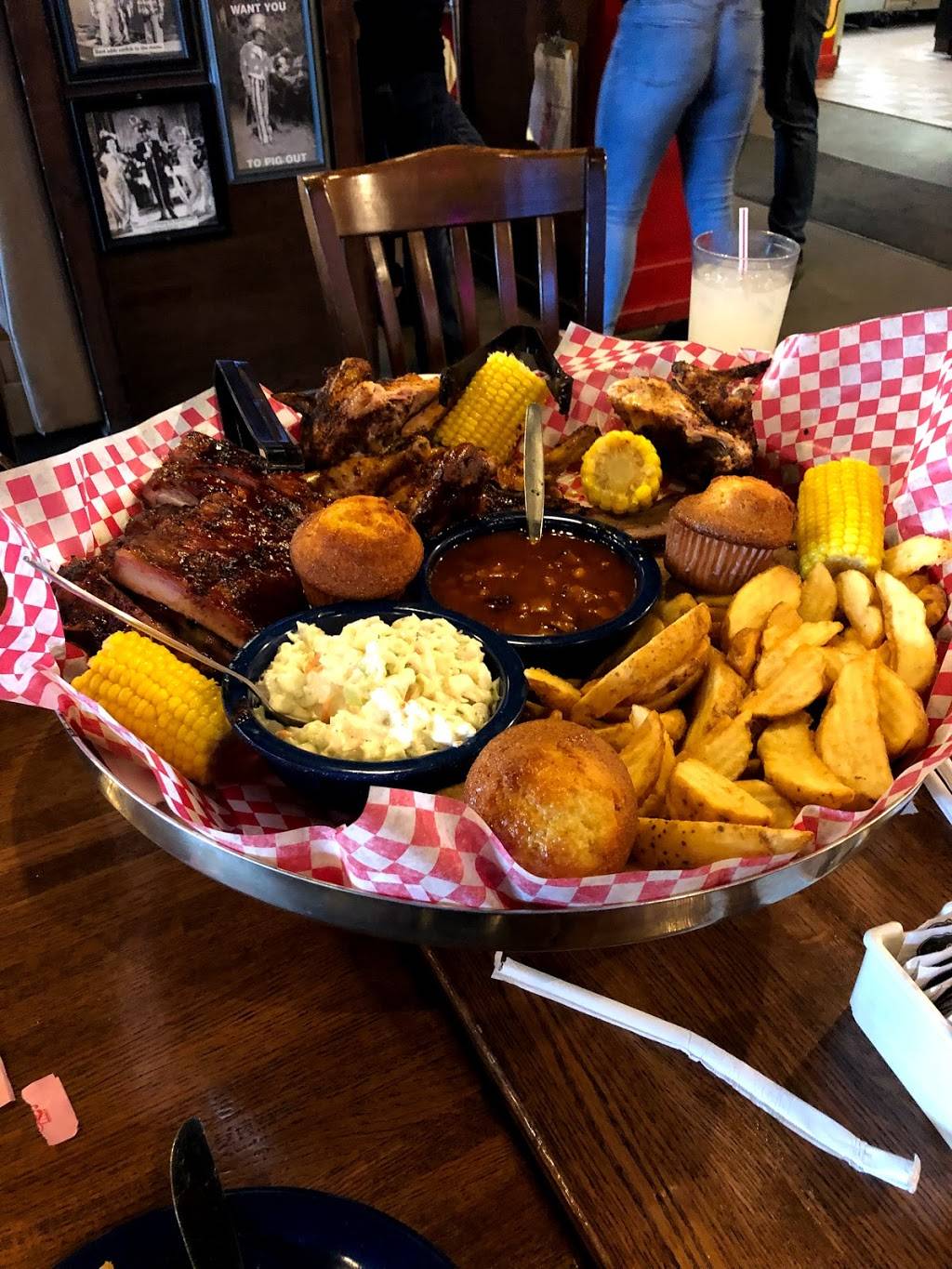 Famous Daves Bar-B-Que | restaurant | 355 S Lake Ave, Duluth, MN 55802, USA | 2187403180 OR +1 218-740-3180