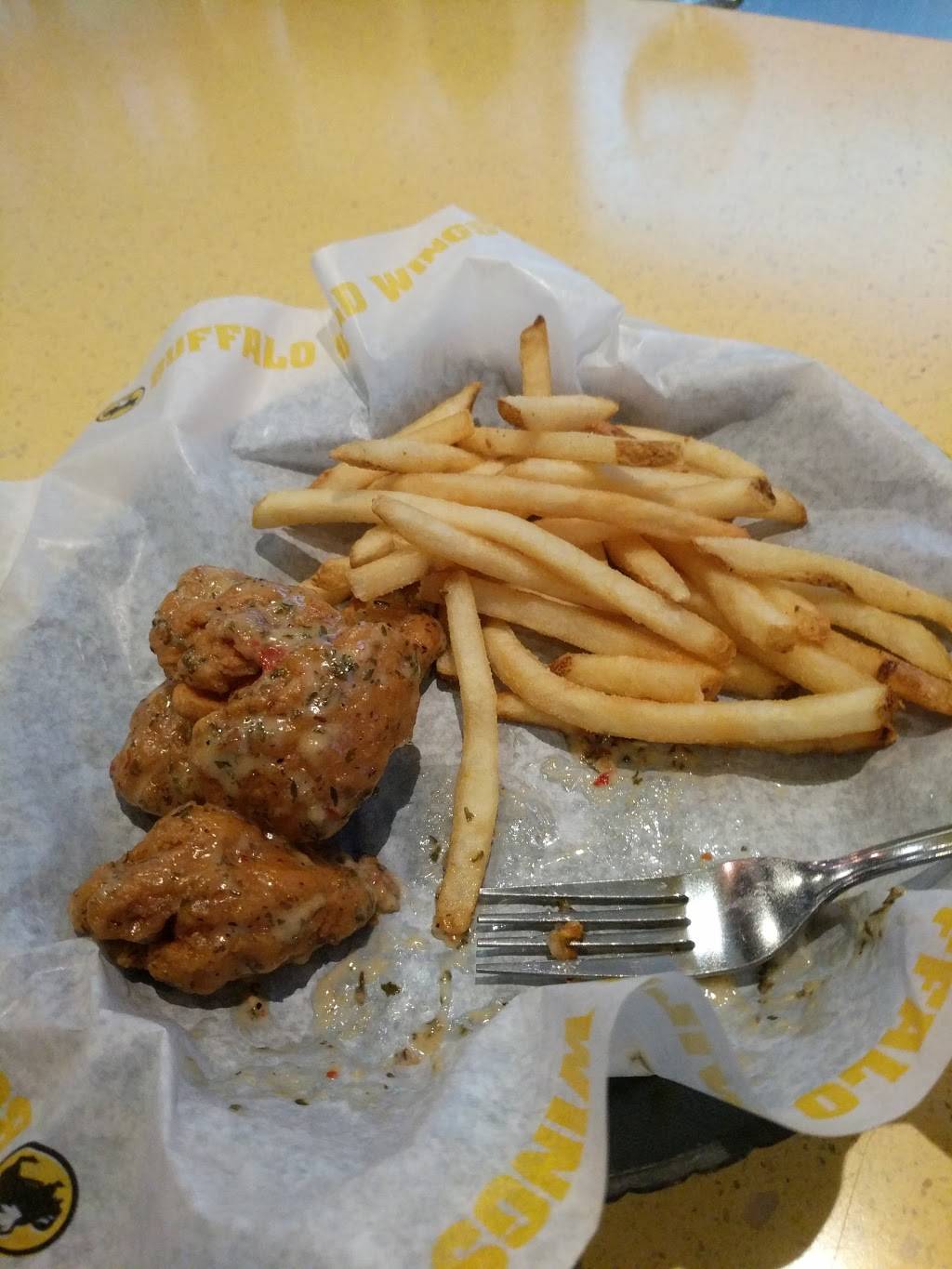 Buffalo Wild Wings | restaurant | 524 Fort Evans Rd NE, Leesburg, VA 20176, USA | 7037794646 OR +1 703-779-4646