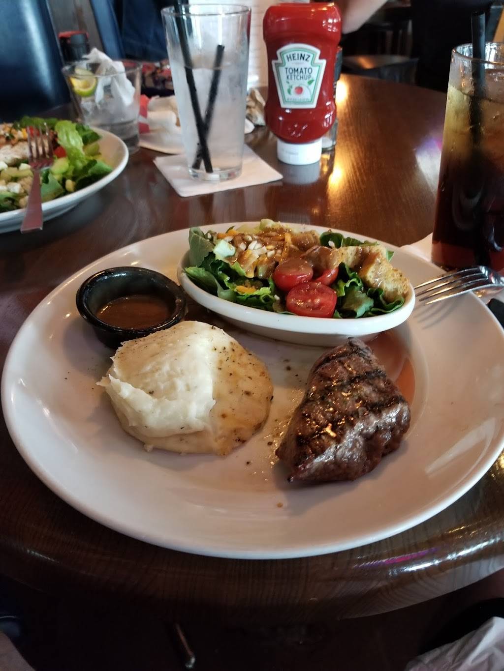 TGI Fridays | restaurant | 591 W Big Beaver Rd, Troy, MI 48084, USA | 2485249489 OR +1 248-524-9489