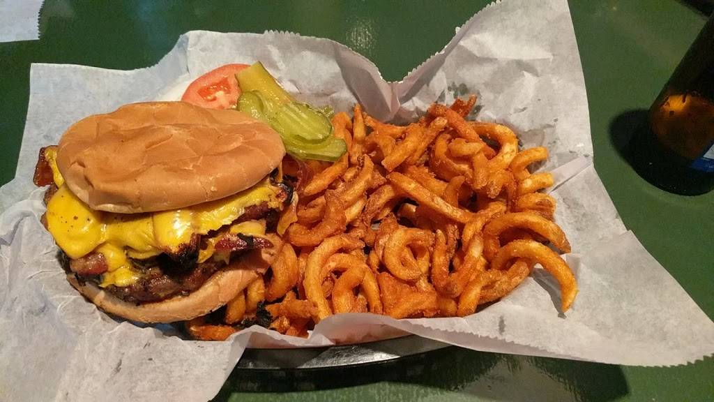 Leamens Bar & Grill | restaurant | 209 N State St, Geneseo, IL 61254, USA | 3099446555 OR +1 309-944-6555