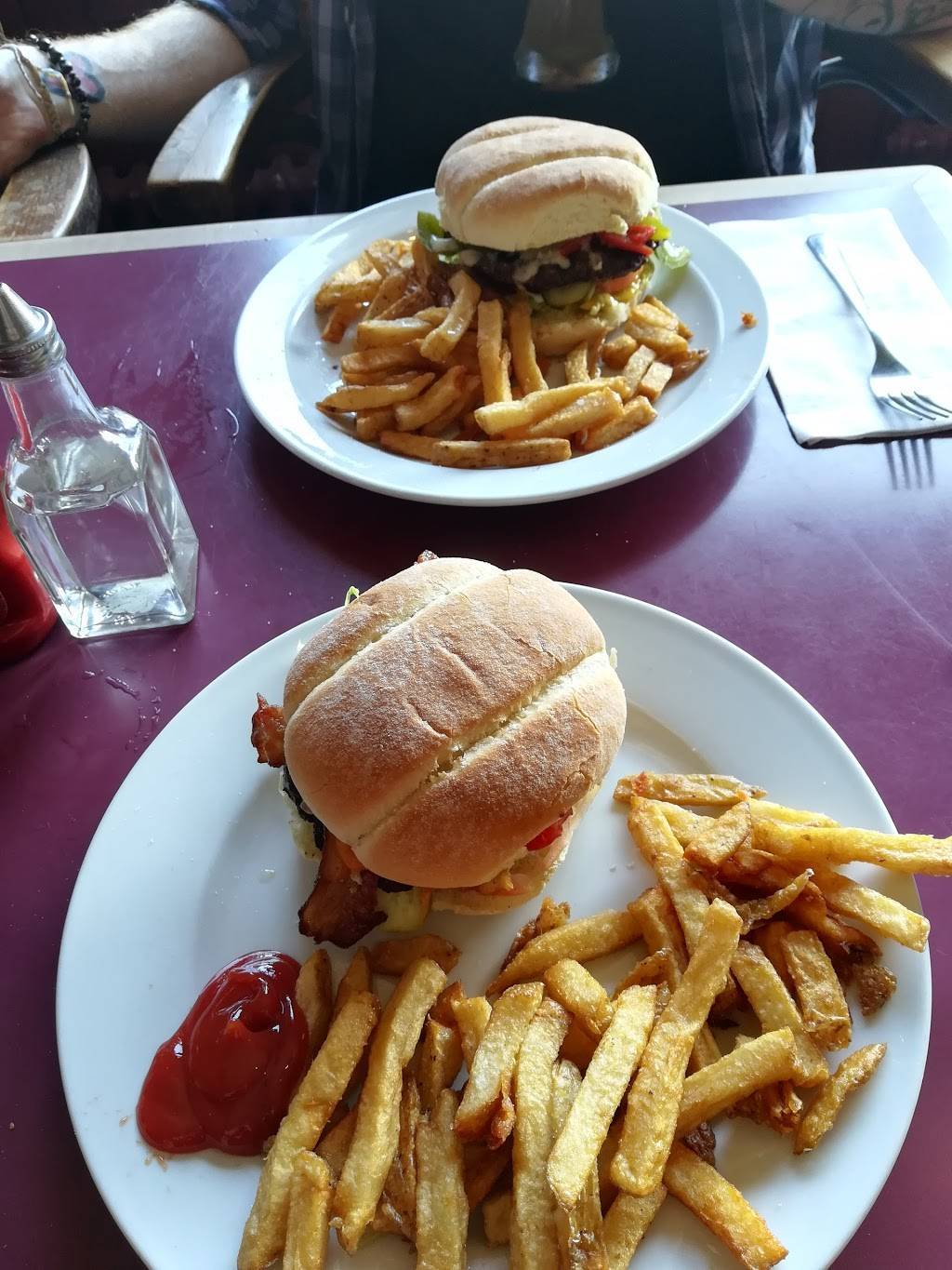 Portsmouth Tavern | restaurant | 96 Yonge St, Kingston, ON K7M 1K4, Canada | 6135410877 OR +1 613-541-0877