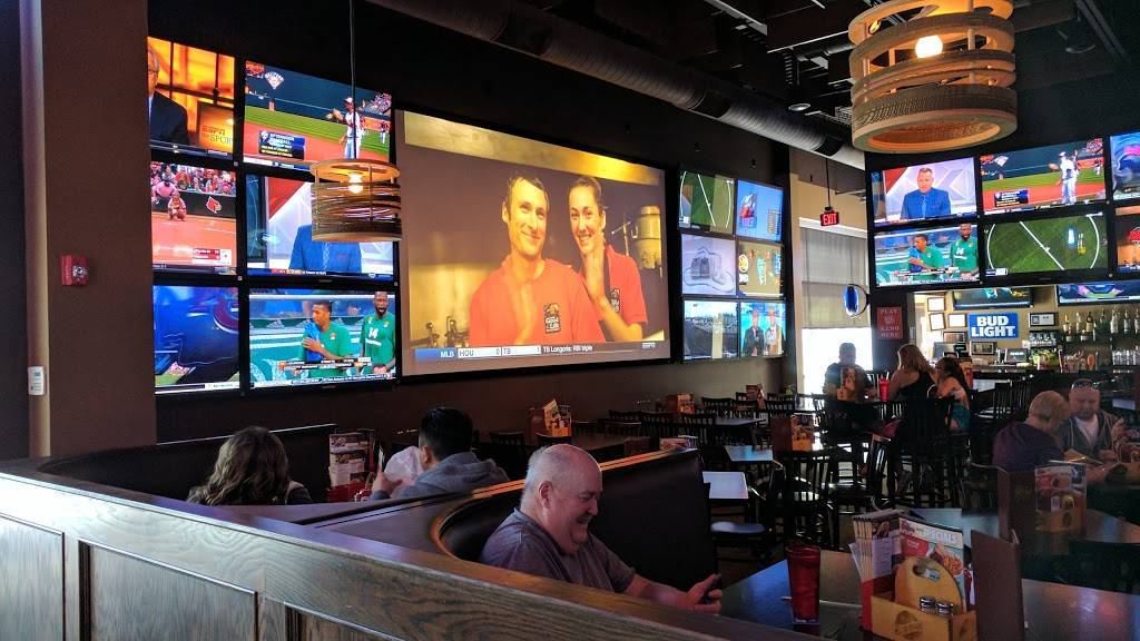 DJs Dugout Sports Bar - Aksarben Village | restaurant | 2102 S 67th St, Omaha, NE 68106, USA | 4029333533 OR +1 402-933-3533