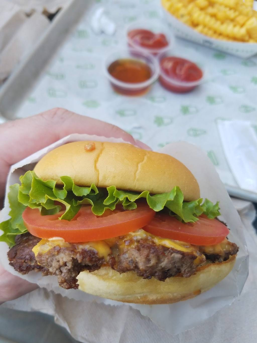 Shake Shack | restaurant | 1445 New Britain Ave Unit #1385, West Hartford, CT 06110, USA | 8609000559 OR +1 860-900-0559