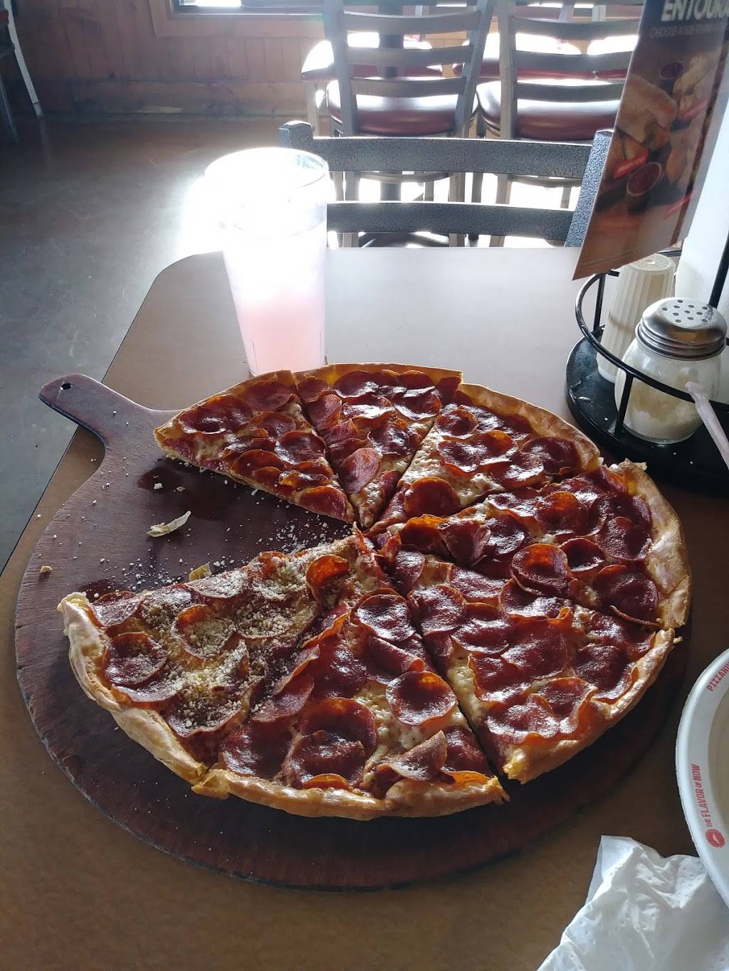 Pizza Hut | restaurant | 2808 N Main St, Fort Worth, TX 76106, USA | 8176251685 OR +1 817-625-1685