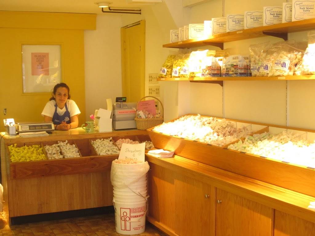 Daffy Taffy And Fudge Factory | restaurant | 2-14 By-Way, Boothbay Harbor, ME 04538, USA | 2076335178 OR +1 207-633-5178