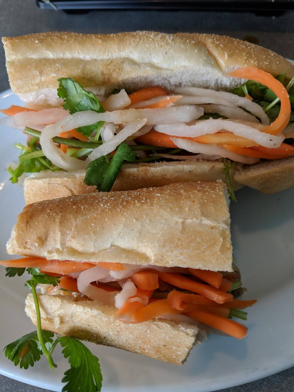 Sandwiches Cao Lanh | restaurant | 2651 Rue Ontario E, Montréal, QC H2K 1X1, Canada | 5145236334 OR +1 514-523-6334