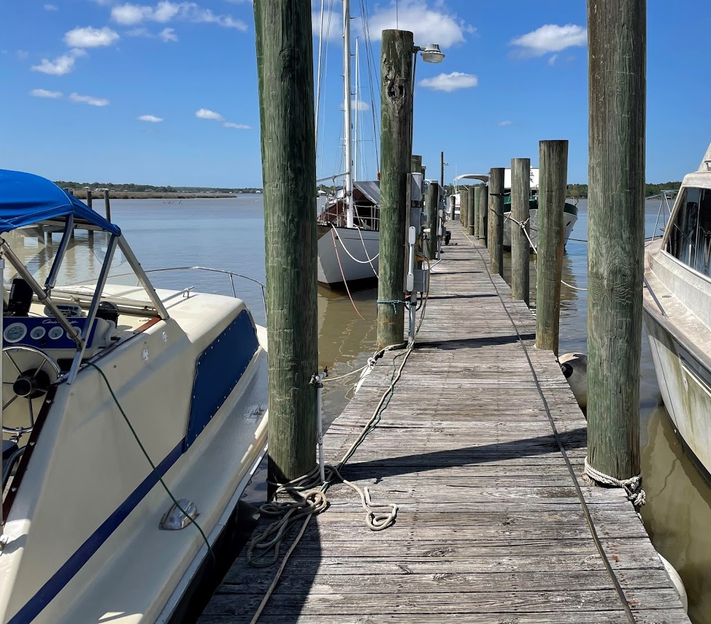 The Grand Mariner Marina & Restaurant | restaurant | 6036 Rock Point Rd, Mobile, AL 36605, USA | 2515258395 OR +1 251-525-8395