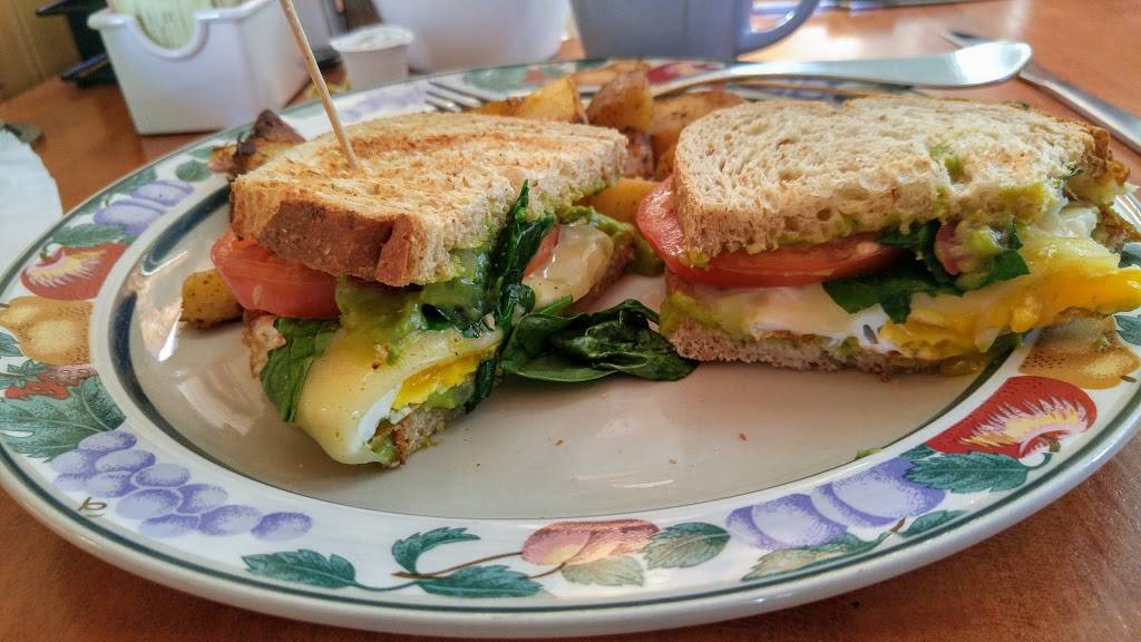 Blueberries | restaurant | 4 Bowdoin Mill Island, Topsham, ME 04086, USA | 2077255100 OR +1 207-725-5100