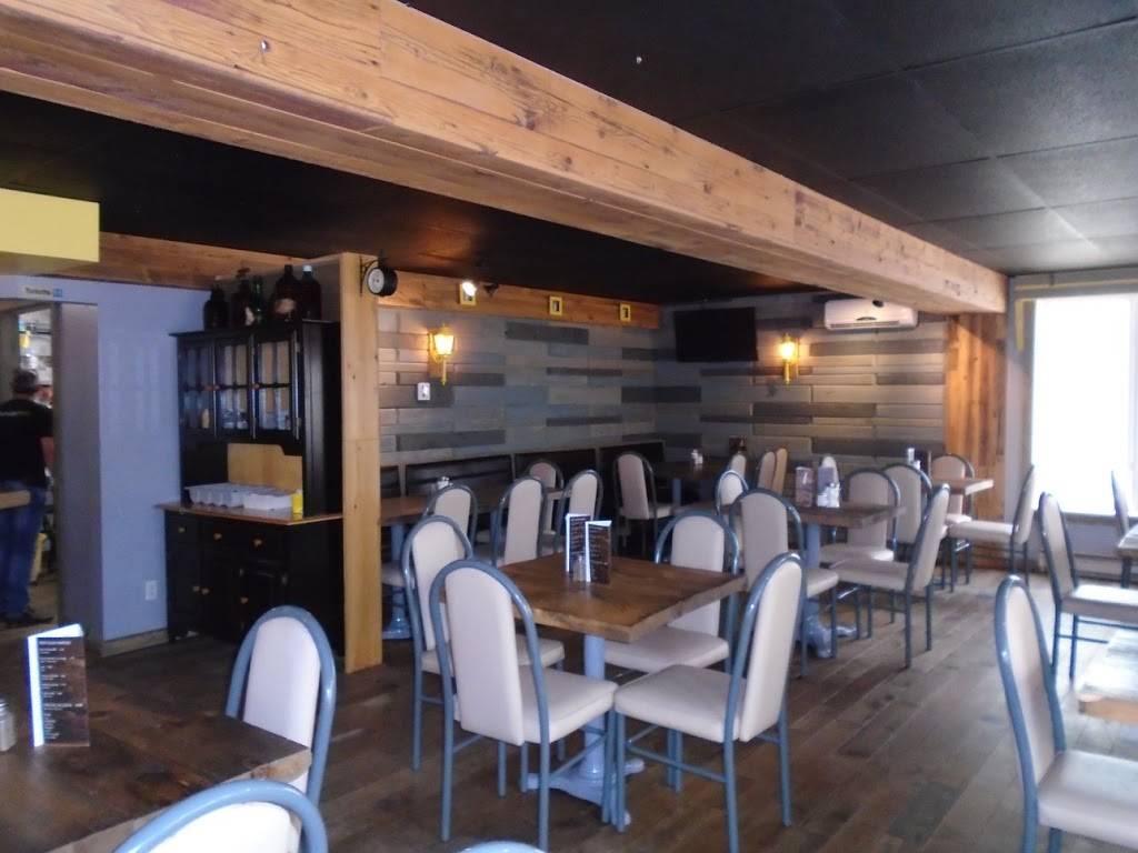 Resto-bar Le Bouchette | restaurant | 43 Rue Principale, Bouchette, QC J0X 1E0, Canada | 8735668989 OR +1 873-566-8989