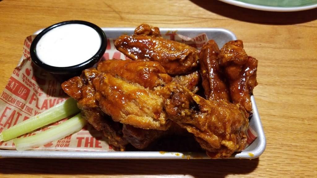 Applebees Grill + Bar | restaurant | 2921 S Service Rd, St Charles, MO 63303, USA | 6369467705 OR +1 636-946-7705