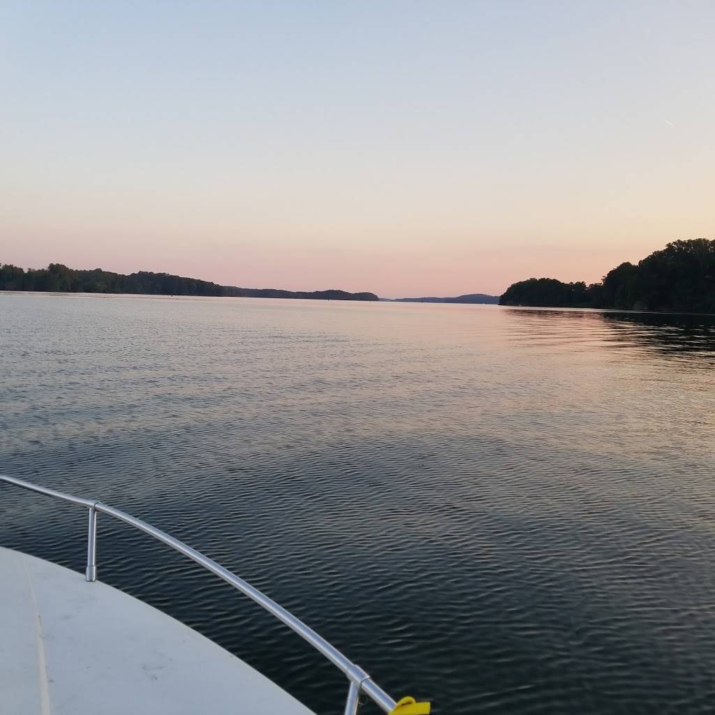 Harbor Lights Marina | restaurant | 9718 Hixson Pike, Soddy-Daisy, TN 37379, USA | 4238425391 OR +1 423-842-5391