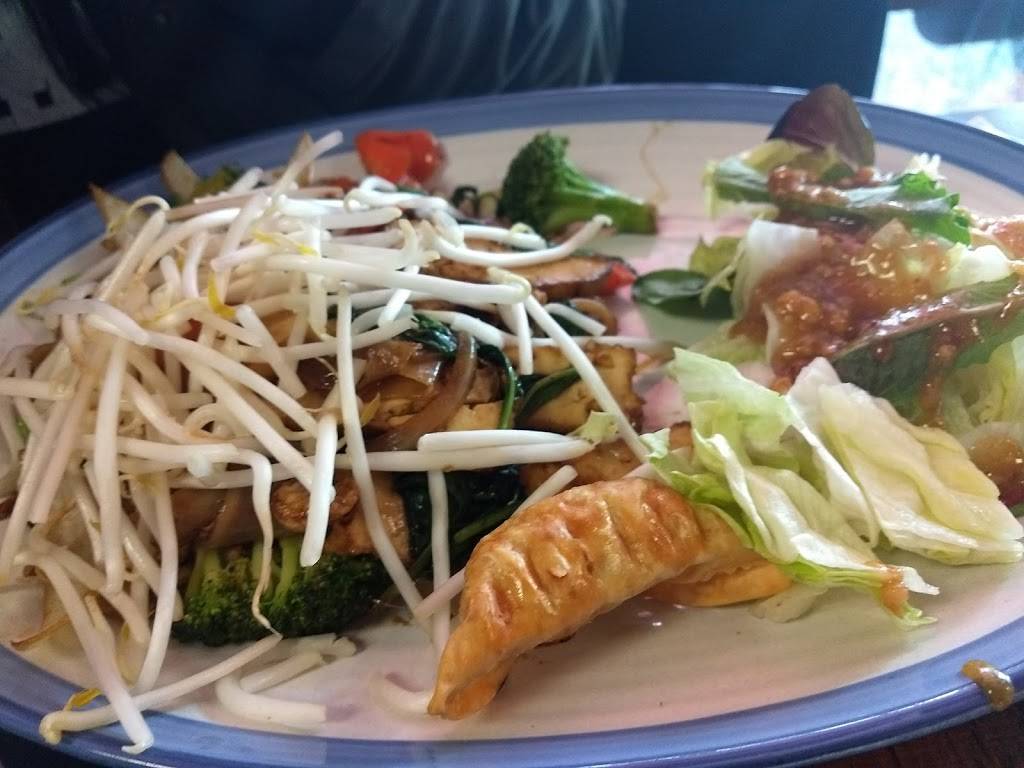 Buathong Thai Cuisine | restaurant | 17032 SE McLoughlin Blvd, Portland, OR 97267, USA | 5036541351 OR +1 503-654-1351