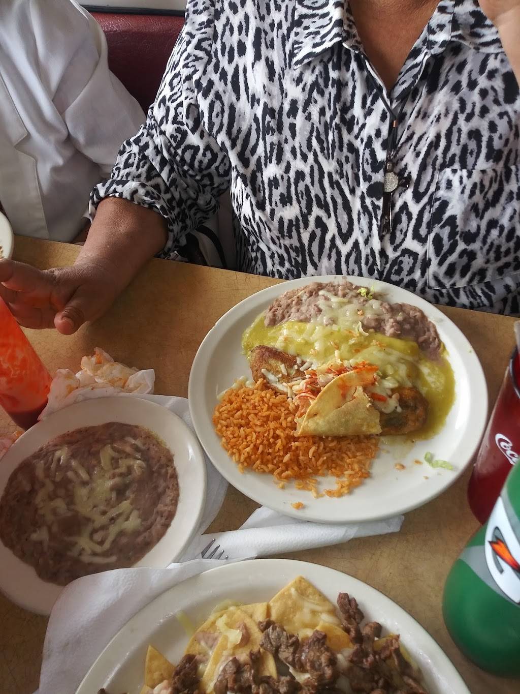 Mundos | restaurant | 4006 Doniphan Dr, El Paso, TX 79922, USA | 9155818233 OR +1 915-581-8233