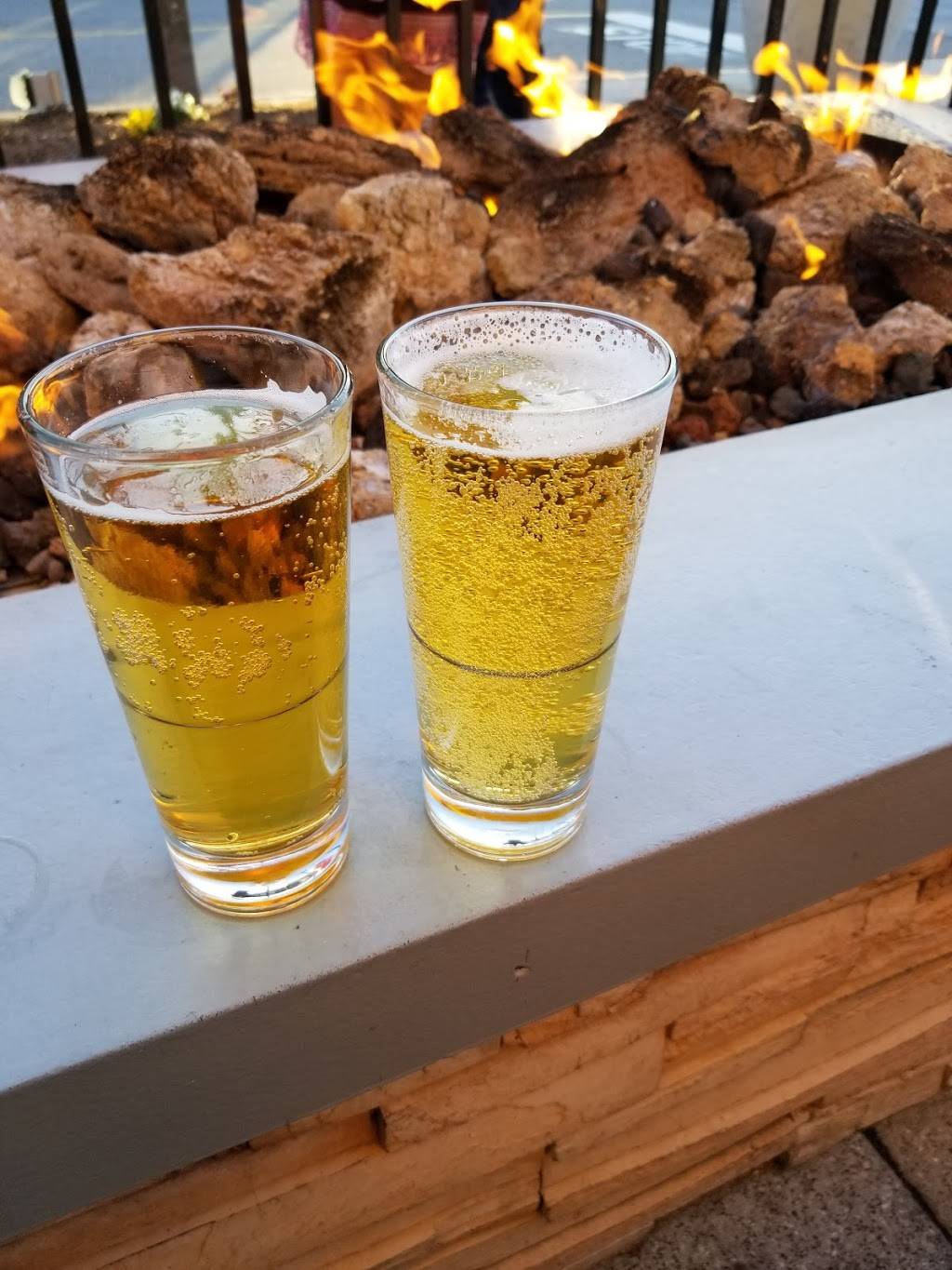 Bar Louie | night club | 15001 Potomac Town Pl #100, Woodbridge, VA 22191, USA | 5712988610 OR +1 571-298-8610