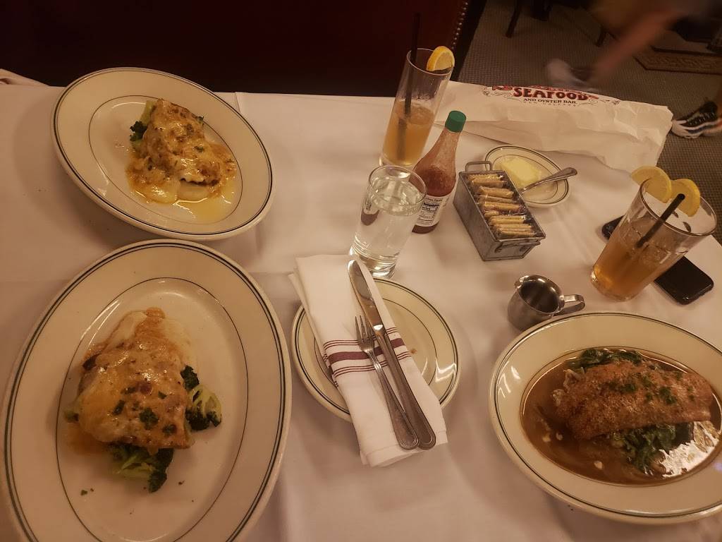 Superior Seafood & Oyster Bar | restaurant | 4338 St Charles Ave, New Orleans, LA 70115, USA | 5042933474 OR +1 504-293-3474