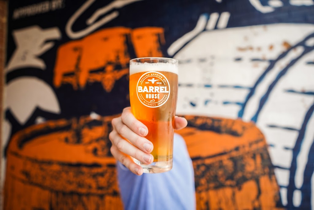 Braxton Barrel House | restaurant | 5 Orphanage Rd, Fort Mitchell, KY 41017, USA | 8593310296 OR +1 859-331-0296