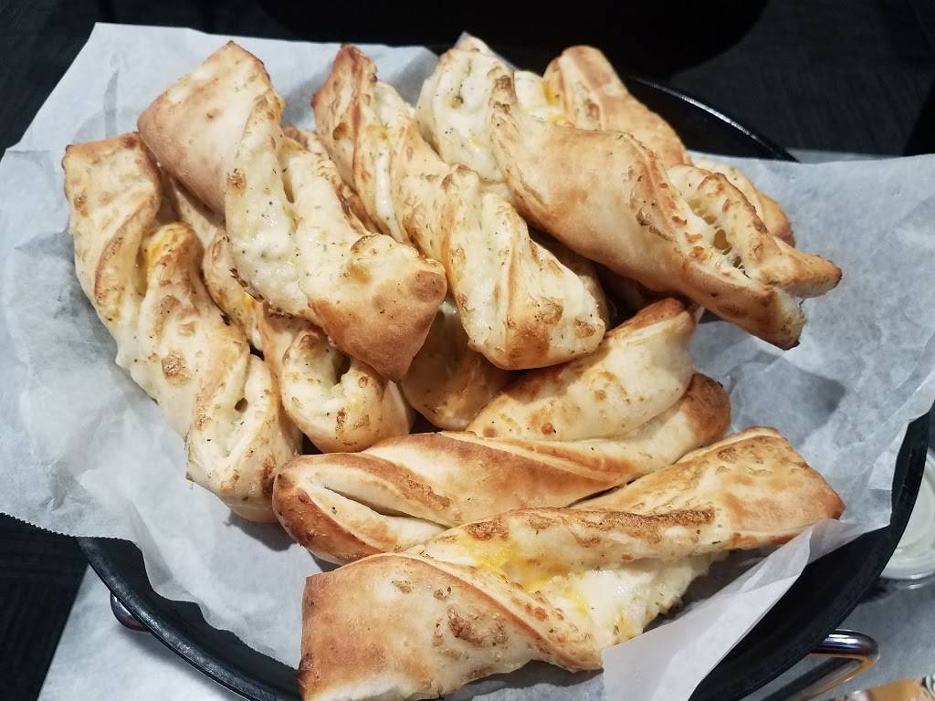 Round Table Pizza | meal delivery | 5702 N First St, Fresno, CA 93710, USA | 5594360100 OR +1 559-436-0100