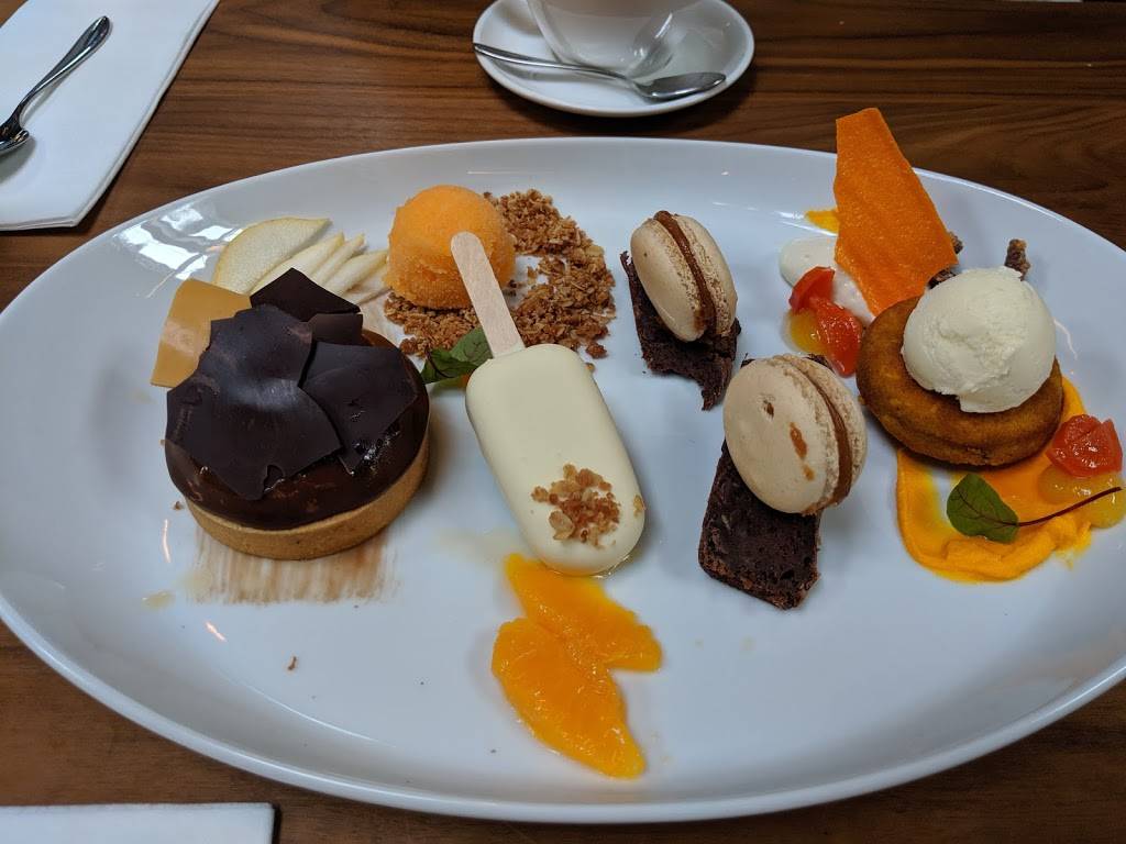 425˚F | restaurant | 100 Place Fabien Drapeau, Sainte-Thérèse, QC J7E 5W6, Canada | 4509519551 OR +1 450-951-9551