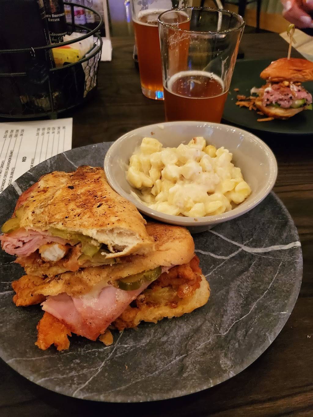 Black Sheep On Broadway | restaurant | 128 SW Broadway St #1139, Ocala, FL 34471, USA | 3526221207 OR +1 352-622-1207