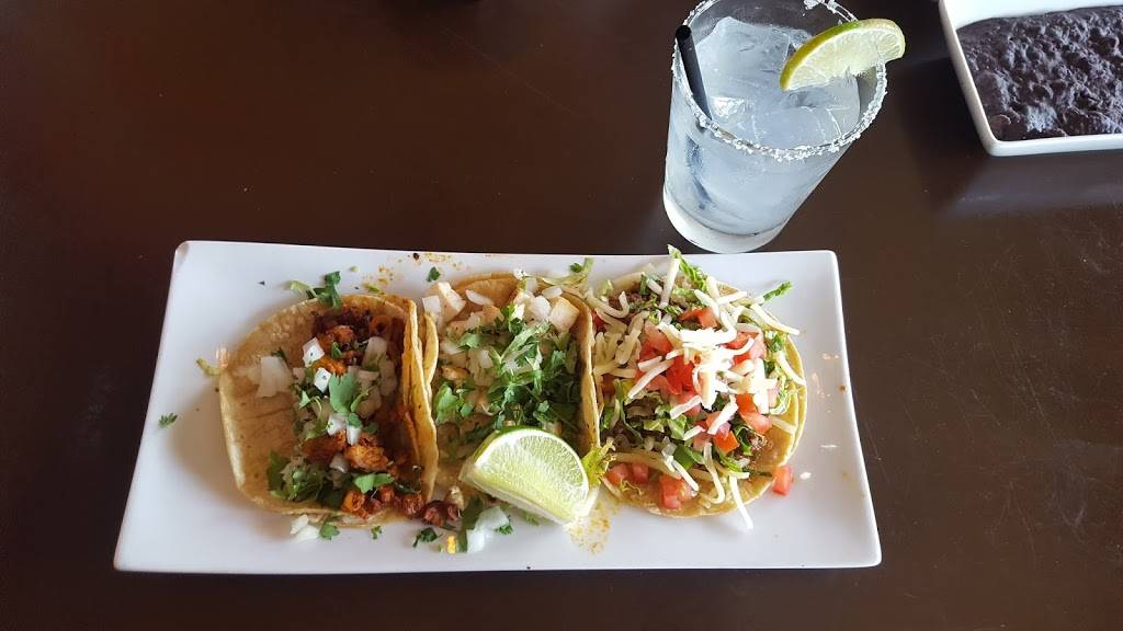 Mias Cantina | restaurant | 1012 Curtiss St, Downers Grove, IL 60515, USA | 6305418176 OR +1 630-541-8176