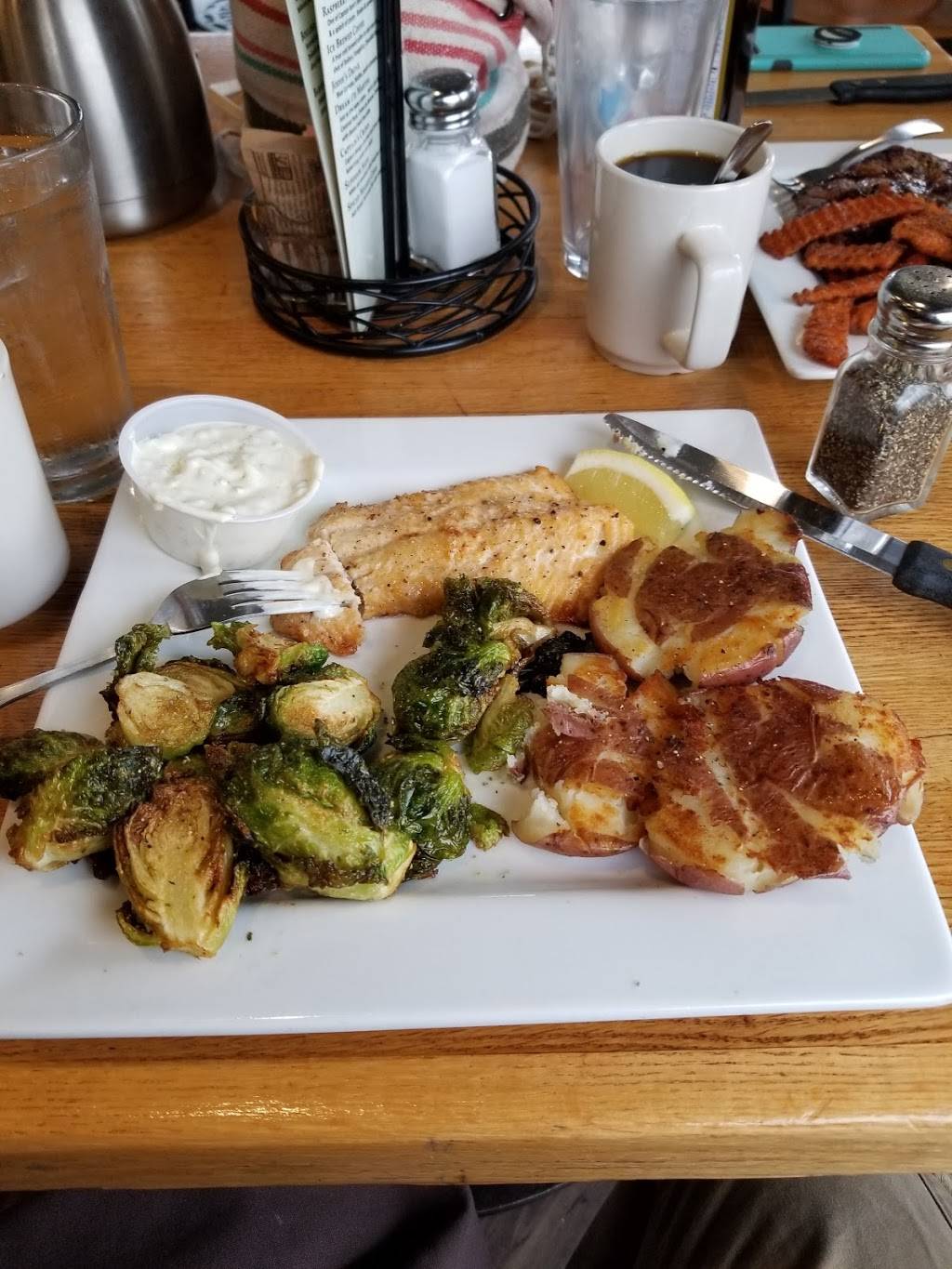 Barkers Waterfront Grille | restaurant | 300 Marina Dr, Superior, WI 54880, USA | 7153927152 OR +1 715-392-7152