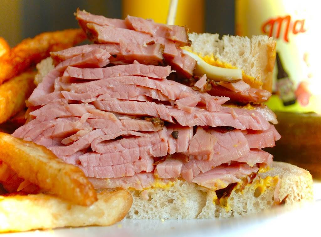 Lou Smoked Meat | restaurant | 17 Avenue de lÉglise, Saint-Sauveur, QC J0R 1R0, Canada | 4507440766 OR +1 450-744-0766