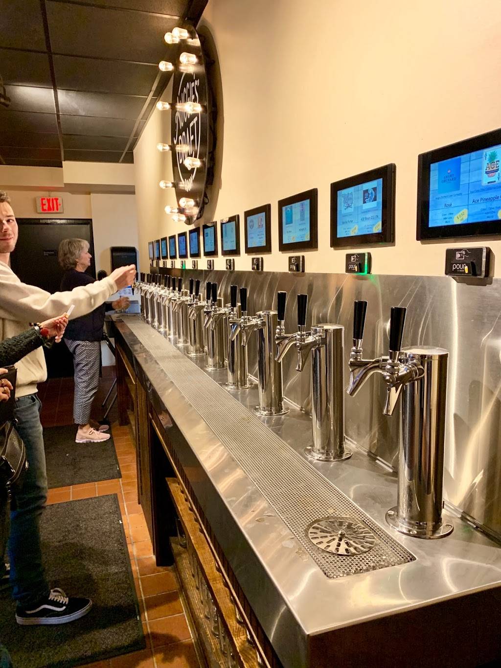 Auggies Draft Room | restaurant | 3 St George St, St. Augustine, FL 32085, USA | 9049071317 OR +1 904-907-1317