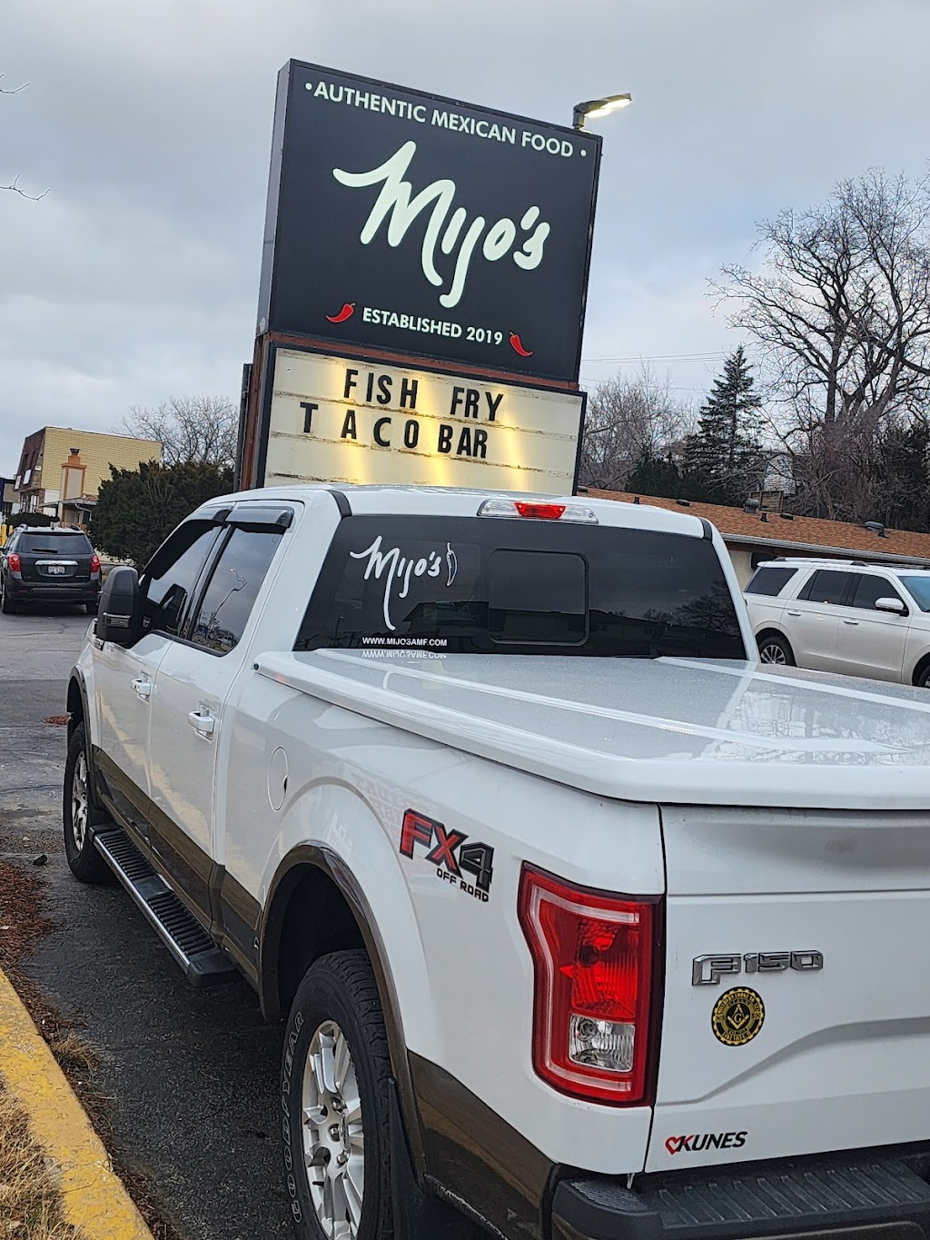 Mijos | restaurant | 33 US-12, Fox Lake, IL 60020, USA | 8475875337 OR +1 847-587-5337