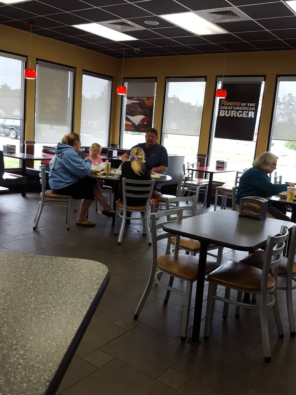 Hardees | restaurant | 7551 Richmond Hwy, Appomattox, VA 24522, USA | 4343527212 OR +1 434-352-7212