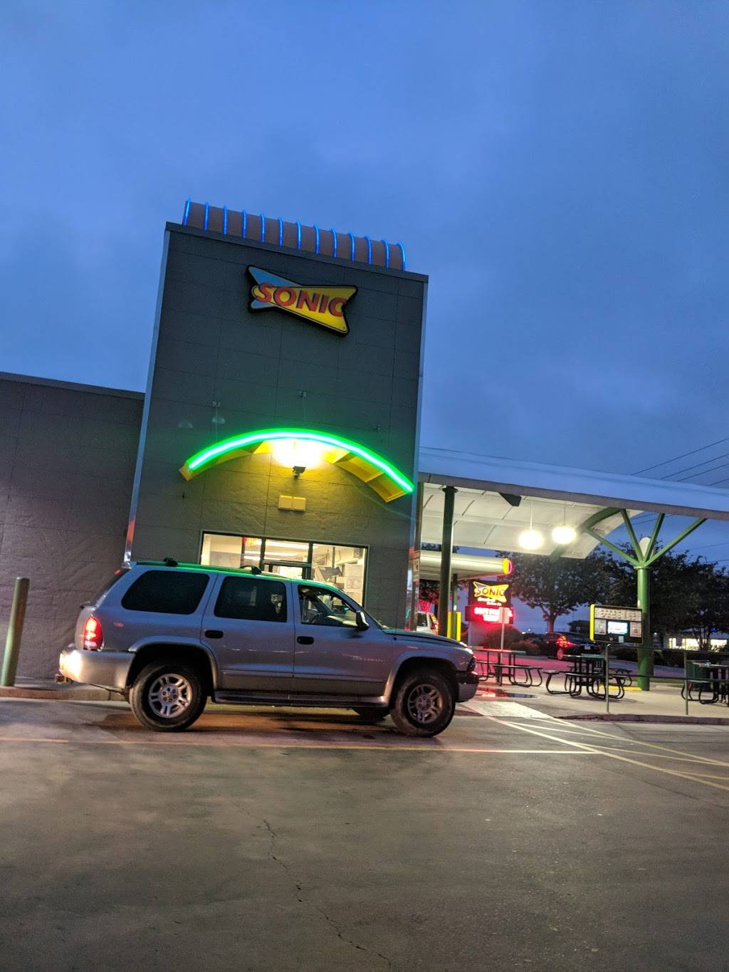 Sonic Drive-In | restaurant | 1605 E Parmer Ln, Austin, TX 78753, USA | 5123394057 OR +1 512-339-4057